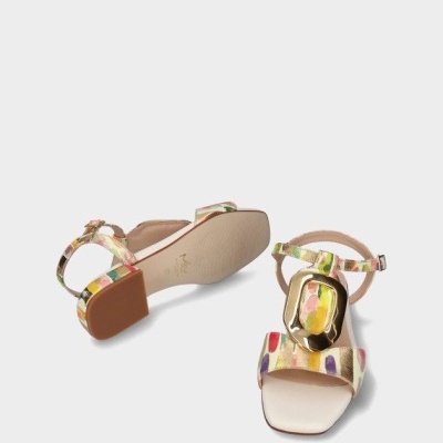 Sandálias femininas coloridas com salto médio e detalhe metálico dourado