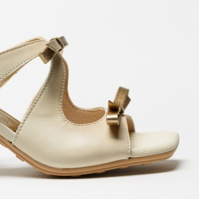 Sandália aberta em couro beige com laço dourado e sola castanha