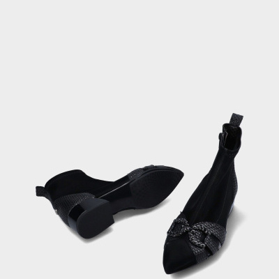 Botins pretos de salto baixo com pormenores em relevo tipo cobra e fivela decorativa