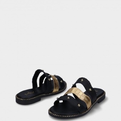 Chinelos femininos pretos com detalhes dourados e rebites metálicos