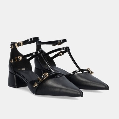 Sapatos de salto médio pretos com tiras e fivelas douradas
