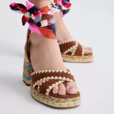 Sandálias castanhas com salto alto, bordado bege e fitas coloridas no tornozelo