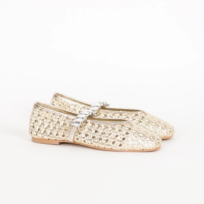 Sapatos rasos dourados trançados com tiras de pedras brilhantes