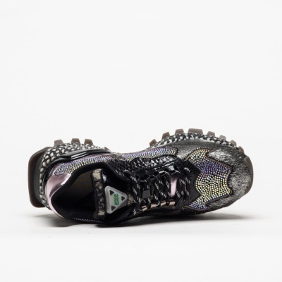 Ténis feminino preto e cinza com textura de pele de cobra e detalhes brilhantes
