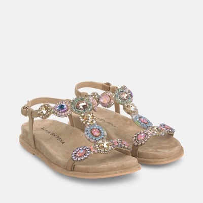 Sandálias castanhas com pedras coloridas e cintilantes e fecho de fivela