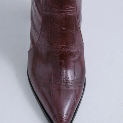 Bota castanha de couro com padrão crocodilo e bico fino