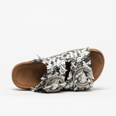 Chinelo de senhora prateado com palmilha castanha e fivelas decorativas