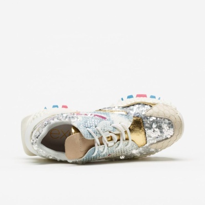 Tênis prateado com detalhes dourados e azuis