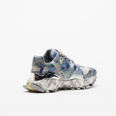 Ténis desportivos azul e branco com cristais e sola grossa.