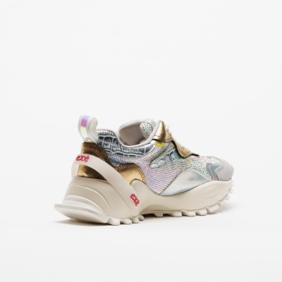 Ténis futurista branco, dourado e prata com textura holográfica e sola branca