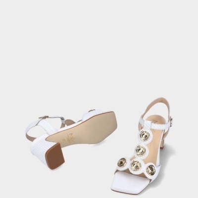 Sandálias brancas com decoração dourada e salto médio