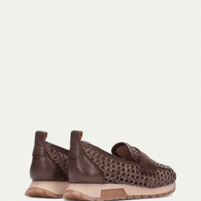 Sapatos castanhos de pele entrelaçada e lisa com sola castanha clara