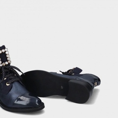 Botins femininos em couro azul escuro com sola preta e fivela com pérolas e strass