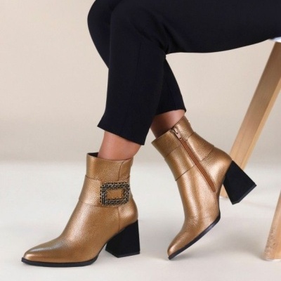 Botins dourados metálicos com fivela preta e salto quadrado