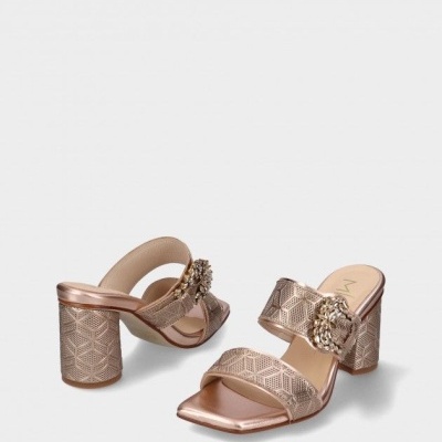 Sandálias de salto alto prateadas com padrão geométrico e aplicação dourada