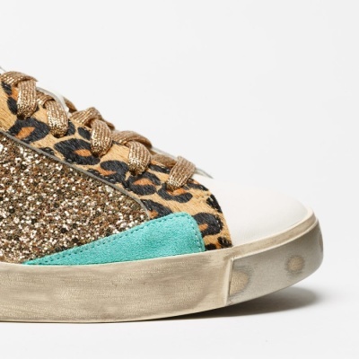 Tênis detalhe lateral com glitter, padrão animal e verde turquesa