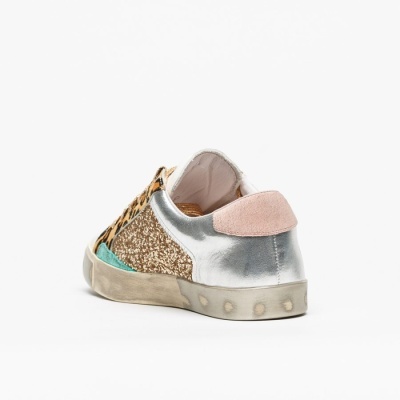 Tênis desportivo com padrão animal print, prata metálico, rosa claro e azul turquesa