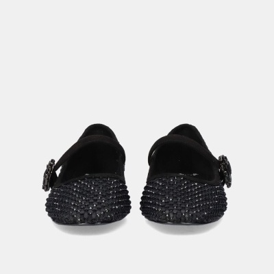 Sapatilhas pretas com textura brilhante e alça com fivela