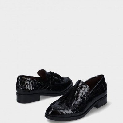 Mocassins pretos em textura de pele de crocodilo com franjas