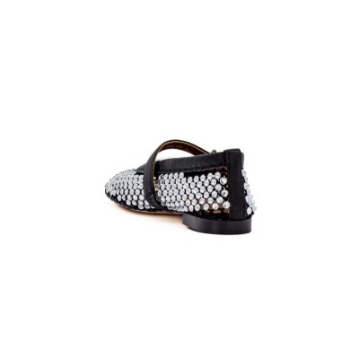 Sapato feminino plano preto com rebites prateados