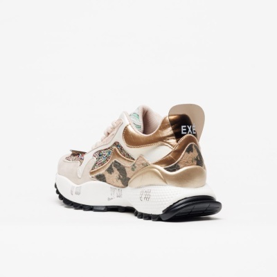 Ténis feminino com couro dourado, padrão animal print e detalhes coloridos