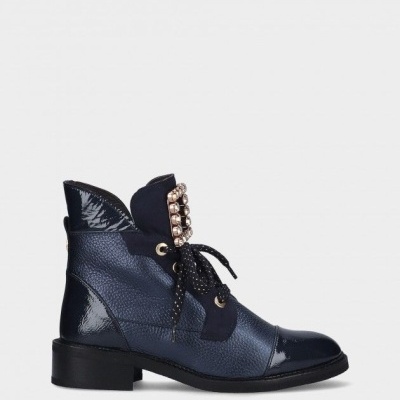 Bota feminina azul escuro com atacadores e detalhe de pérolas