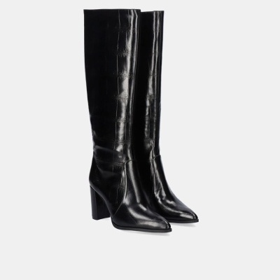 Botas pretas altas com salto grosso e textura de pele de crocodilo