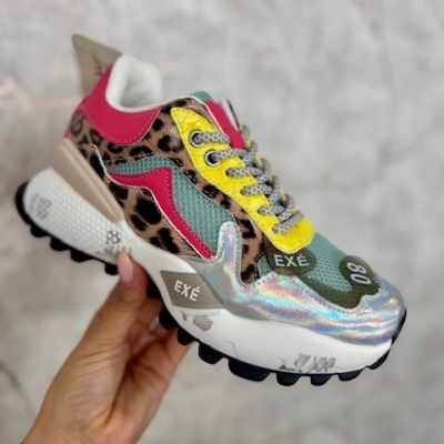 Sapatilha desportiva colorida com padrão animal print e detalhes prateados