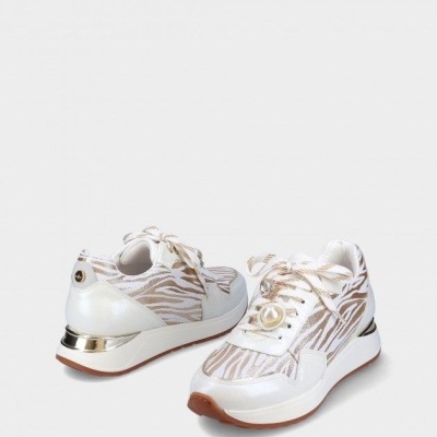 Ténis brancos com padrão animal castanho e detalhes metálicos e de pérolas