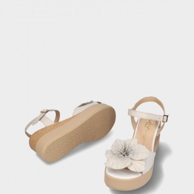 Sandálias de cunha com detalhe de flor e alça de fivela