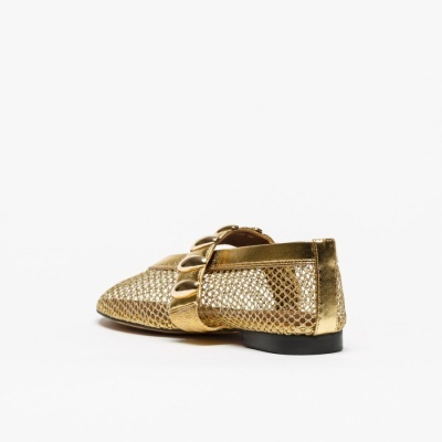 Sapato slipper dourado metalizado com corrente e textura escamas