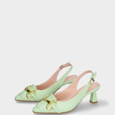 Sapatos de salto médio verde claro com detalhes dourados