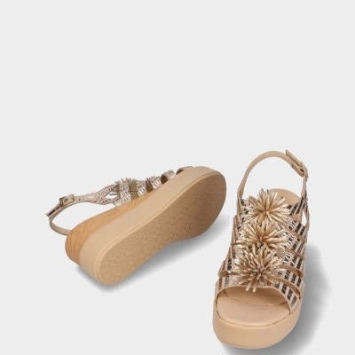Sandálias de cunha bege com flores decorativas e sola antiderrapante