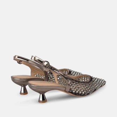 Sapatos de salto médio prateados com strass e fivela redonda.