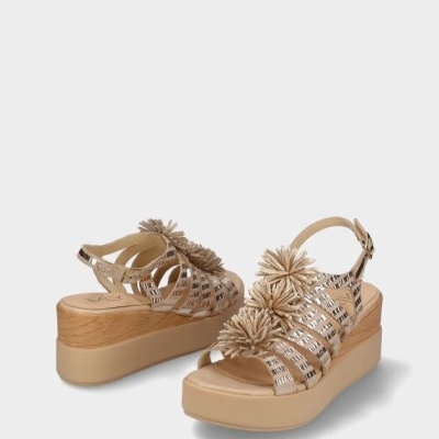 Sandálias plataforma bege com tiras entrelaçadas e flores decorativas