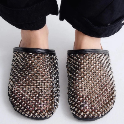 Sapatos mule pretos com pedrinhas brilhantes