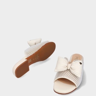 Sandálias brancas de rede com laço e salto quadrado