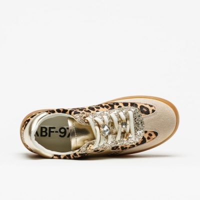 Ténis feminino com padrão animal print e detalhes dourados brilhantes