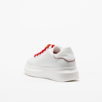 Ténis branco com atacadores vermelhos e sola grossa