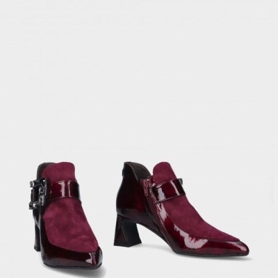 Botins vinho em verniz e camurça com fivela e salto médio