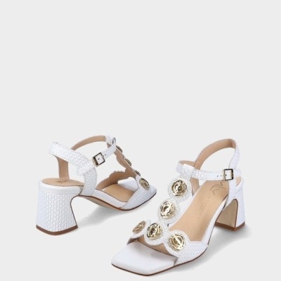 Sandálias brancas com salto médio e detalhes dourados
