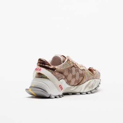 Ténis feminino bege e dourado com padrão exé e brilho brilhante