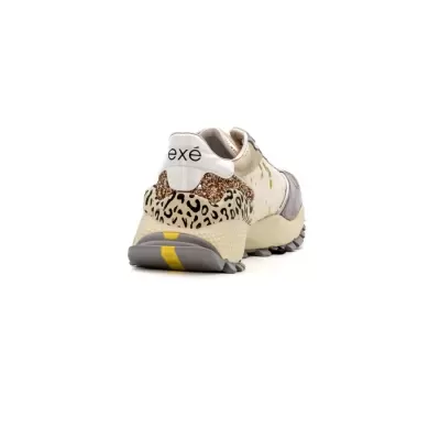 Ténis desportivo bege com padrão animal print e sola cinzenta e amarela