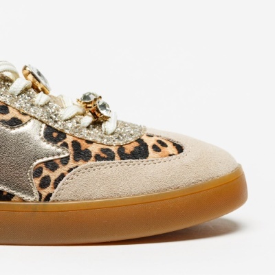 Sapatilha com padrão animal print, camurça e detalhes brilhantes