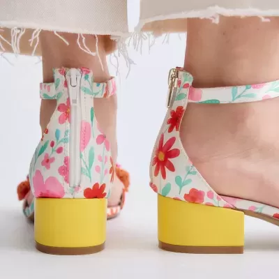 Sandálias florais com salto amarelo e fecho atrás em pé