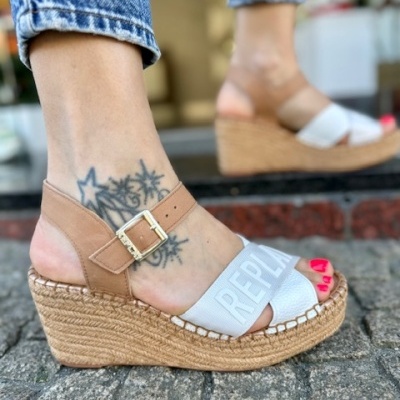 https://www.anajosapataria.com/product/sandalias-replay-susan-cross