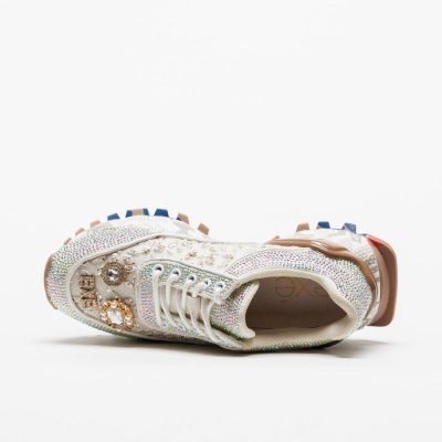 Tênis branco com cristais e pedras decorativas, sola colorida e cadarço branco