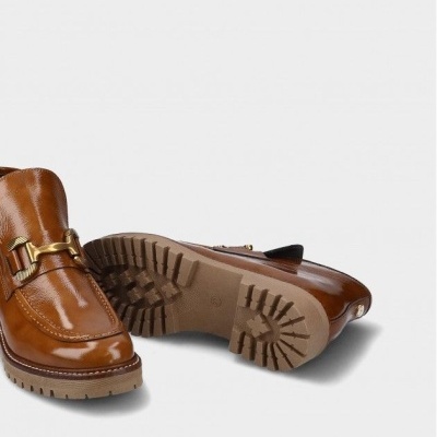 Sapatos castanhos em pele brilhante com sola espessa e detalhe metálico