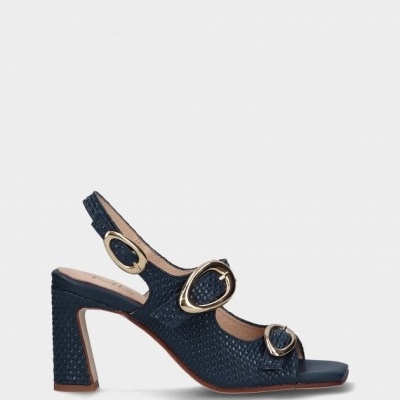 Sandália azul escura com salto alto e fivelas douradas