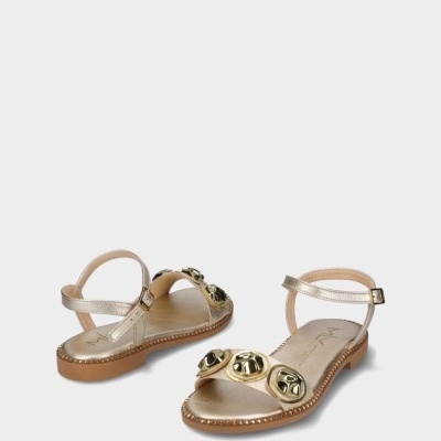 Sandálias douradas femininas com fivela e detalhes metálicos decorativos.